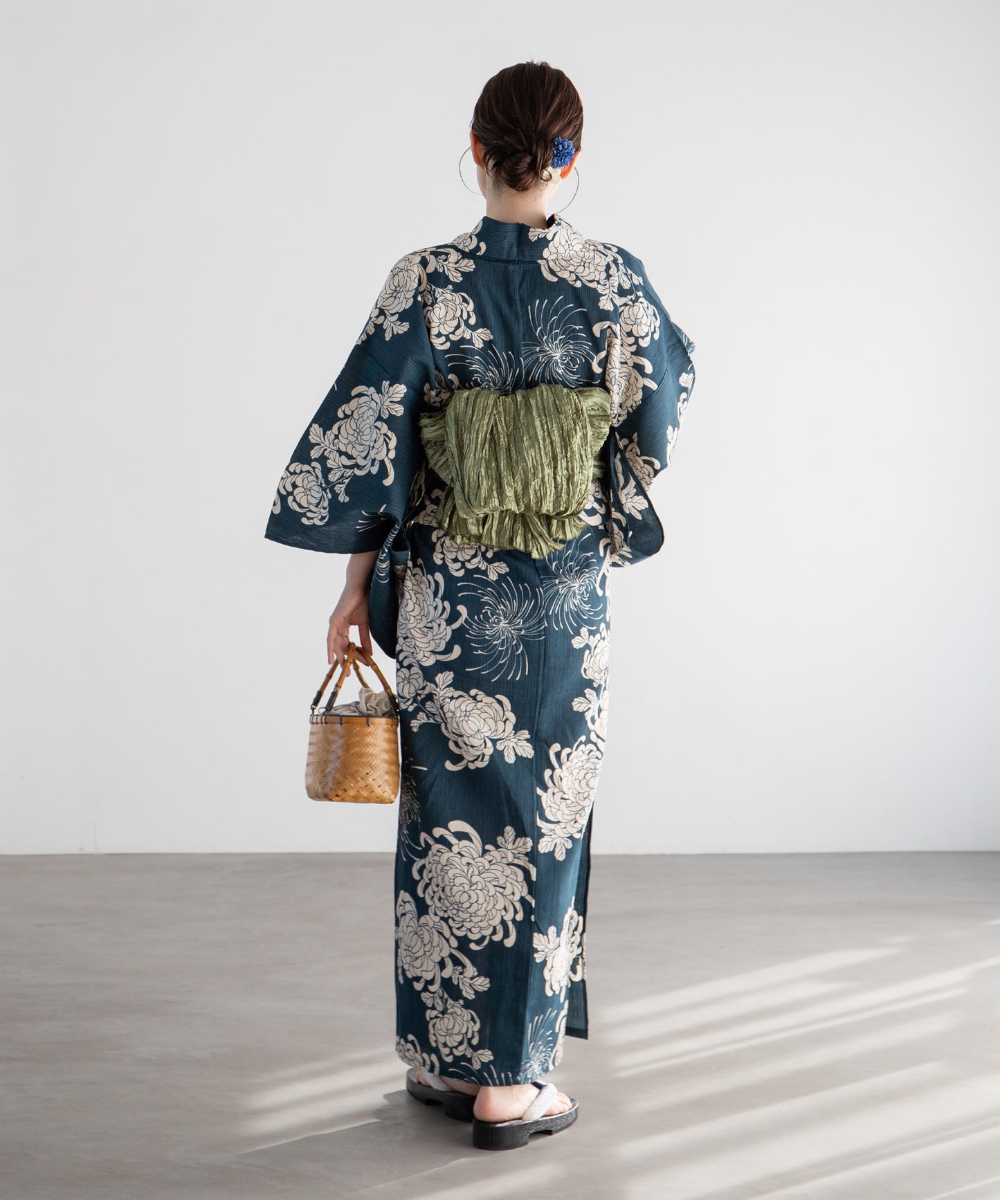 鉄紺に乱れ菊 こだわり浴衣5点セット (浴衣/帯/下駄/腰紐/着付け冊子)