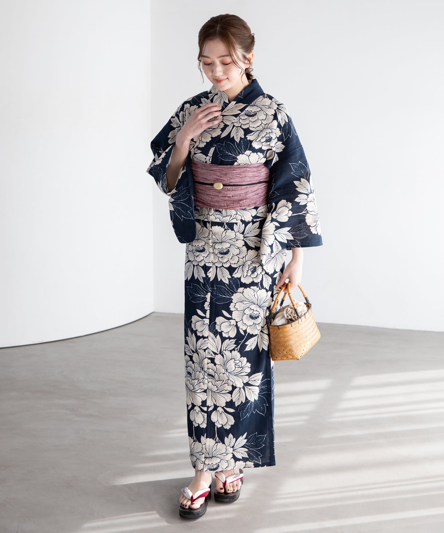 深紺に牡丹 こだわり浴衣5点セット (浴衣/帯/下駄/腰紐/着付け冊子)