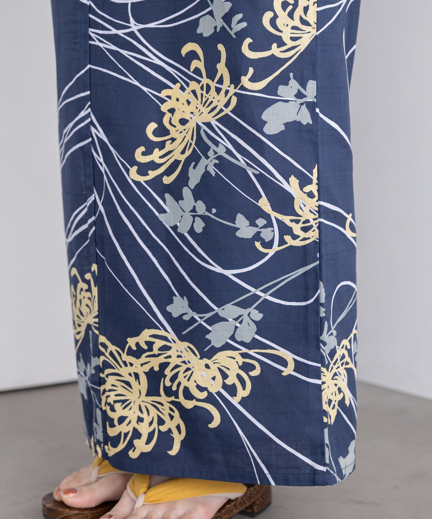 流水に乱菊 こだわり浴衣 5点セット (浴衣/帯/下駄/腰紐/着付け冊子)