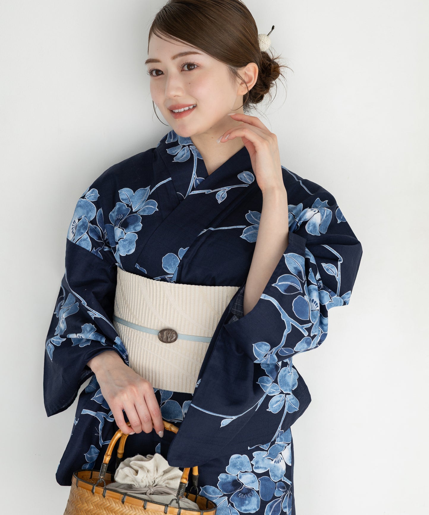 藍に沈む花 こだわり浴衣5点セット (浴衣/帯/下駄/腰紐/着付け冊子)