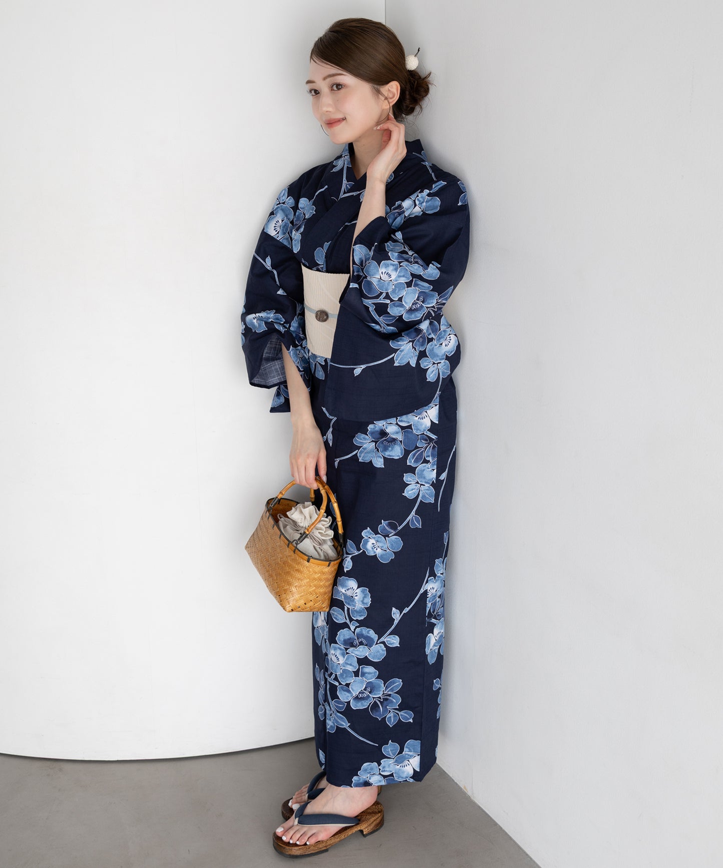 藍に沈む花 こだわり浴衣5点セット (浴衣/帯/下駄/腰紐/着付け冊子)