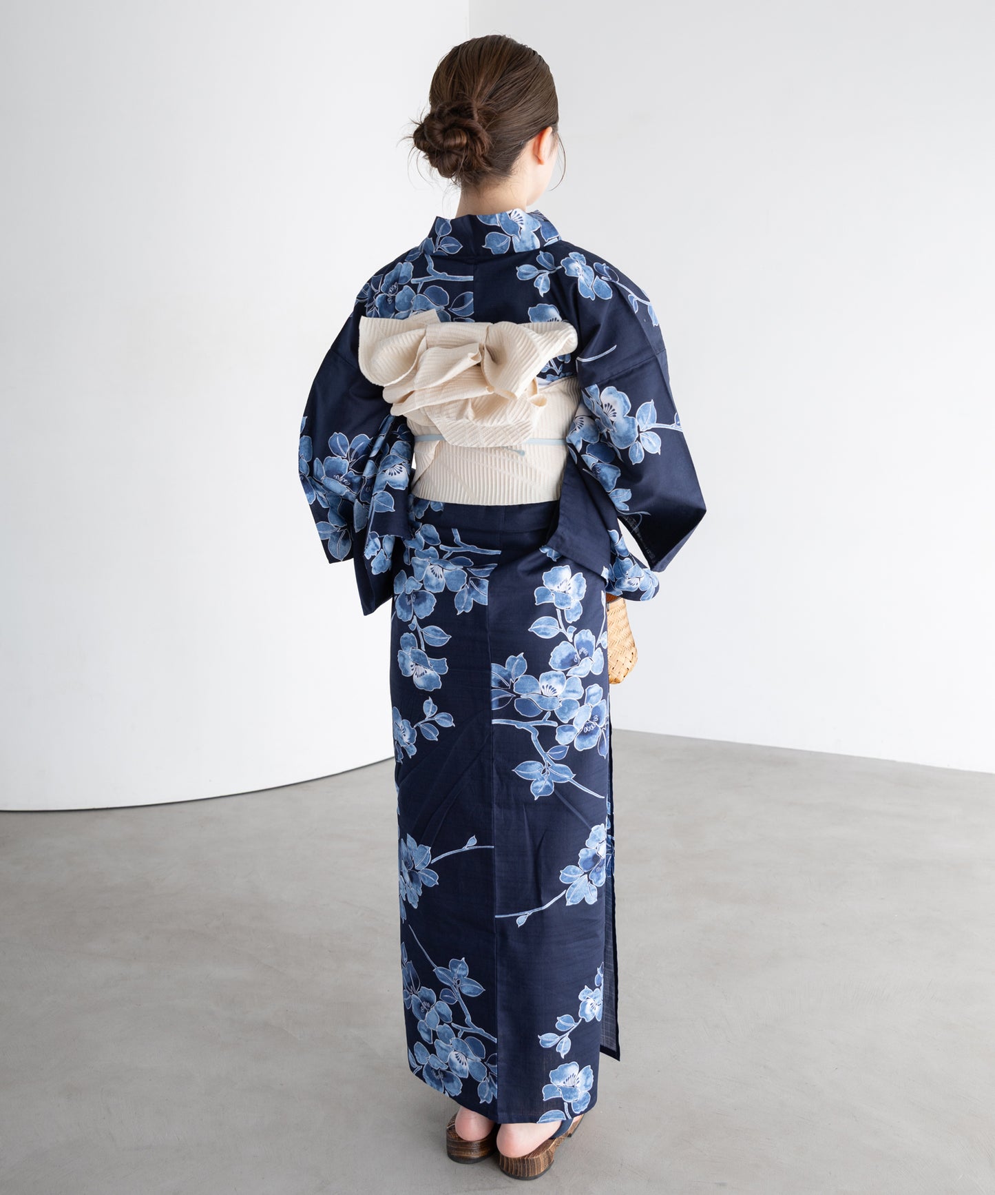 藍に沈む花 こだわり浴衣5点セット (浴衣/帯/下駄/腰紐/着付け冊子)