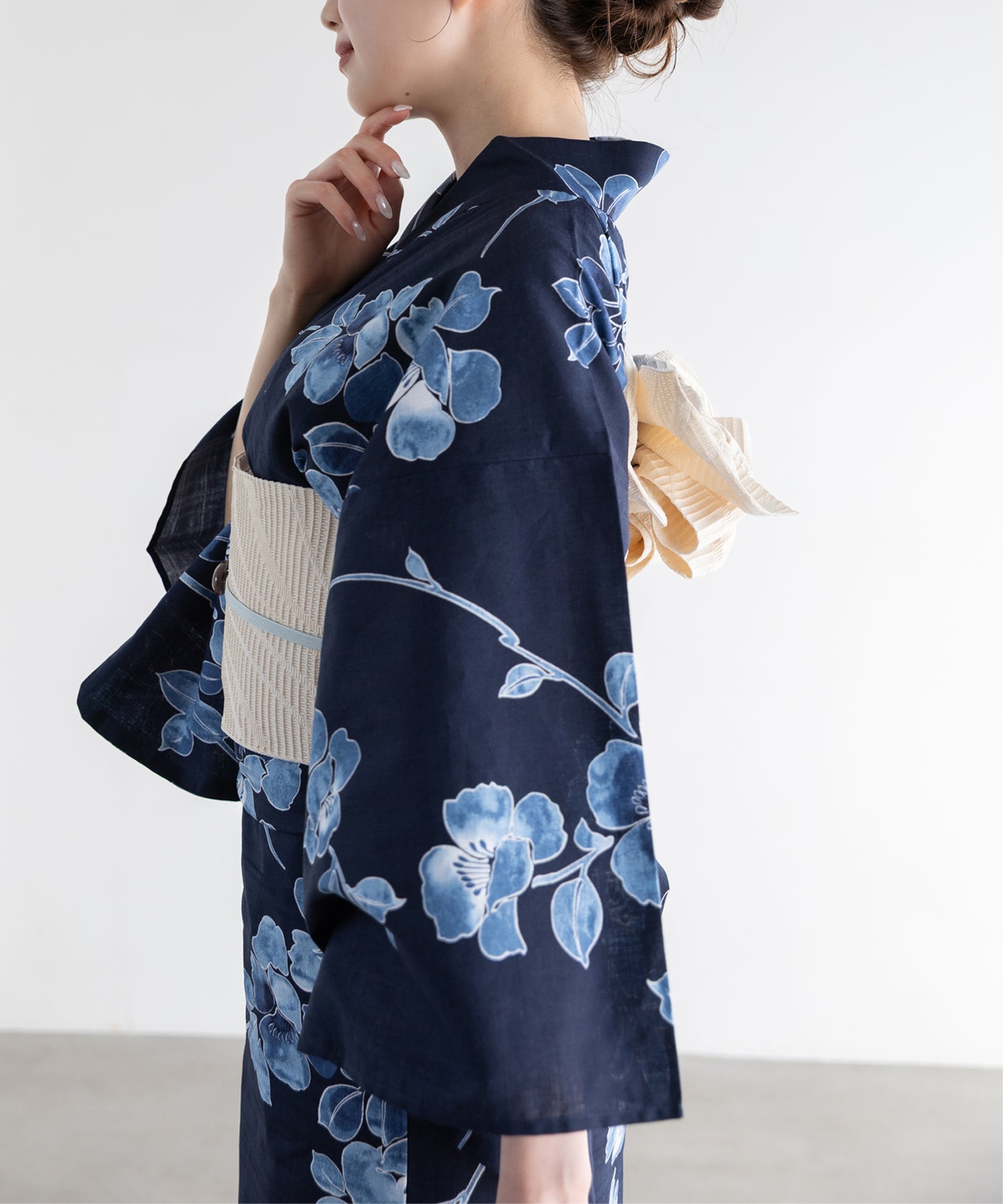 藍に沈む花 こだわり浴衣5点セット (浴衣/帯/下駄/腰紐/着付け冊子)