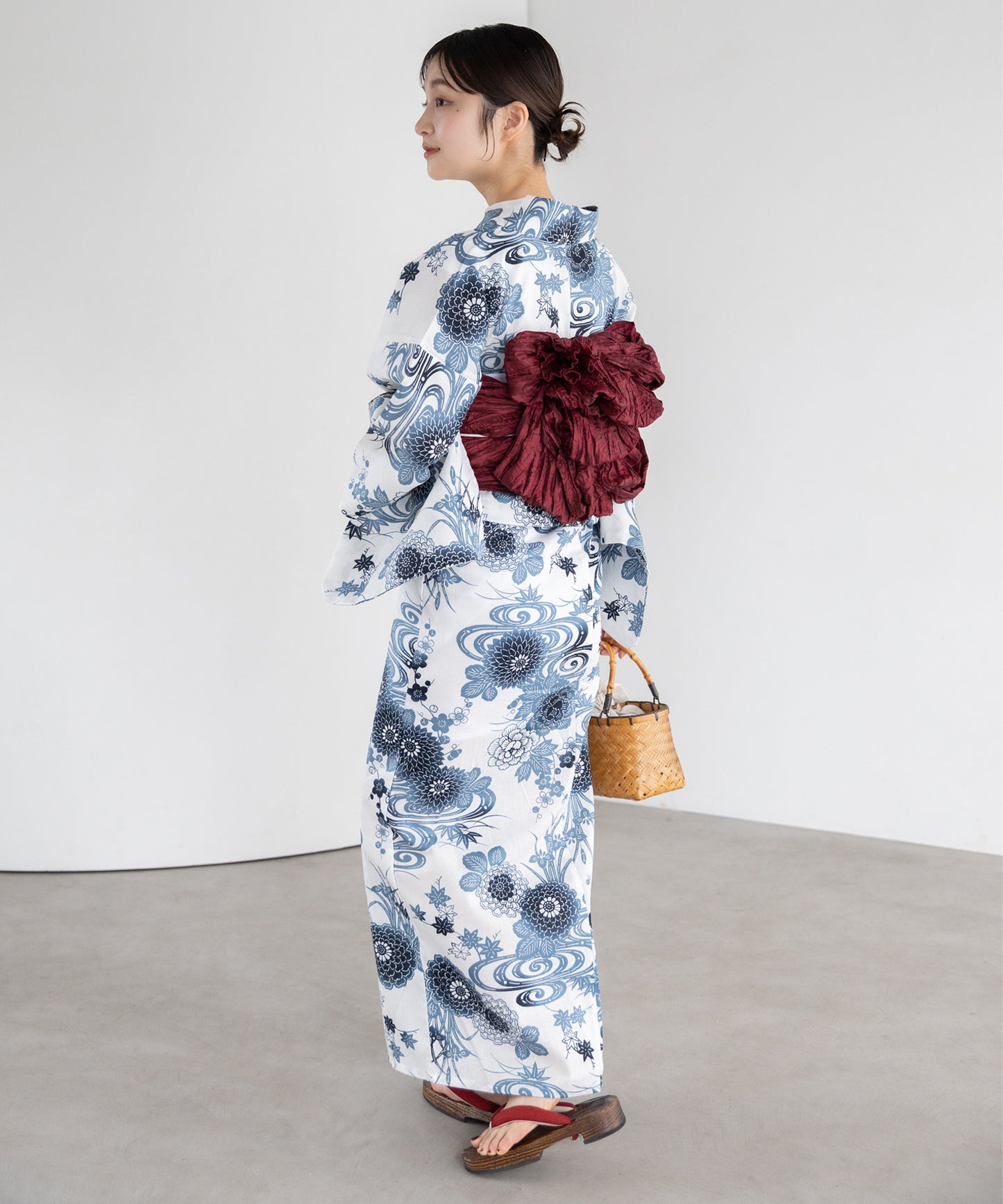 観世水の花散らし こだわり浴衣5点セット (浴衣/帯/下駄/腰紐/着付け冊子) 麻混 綿麻 楊柳生地
