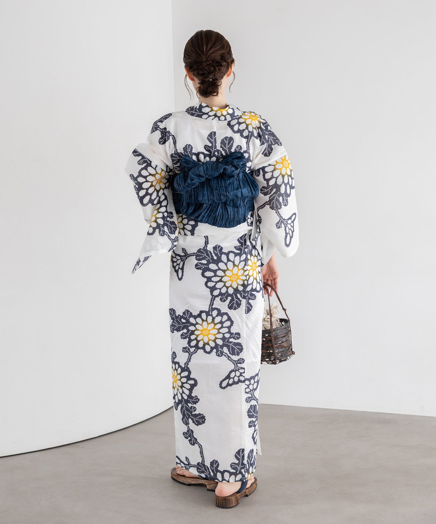 白菊の調べ こだわり浴衣5点セット (浴衣/帯/下駄/腰紐/着付け冊子) 麻混 綿麻 楊柳生地