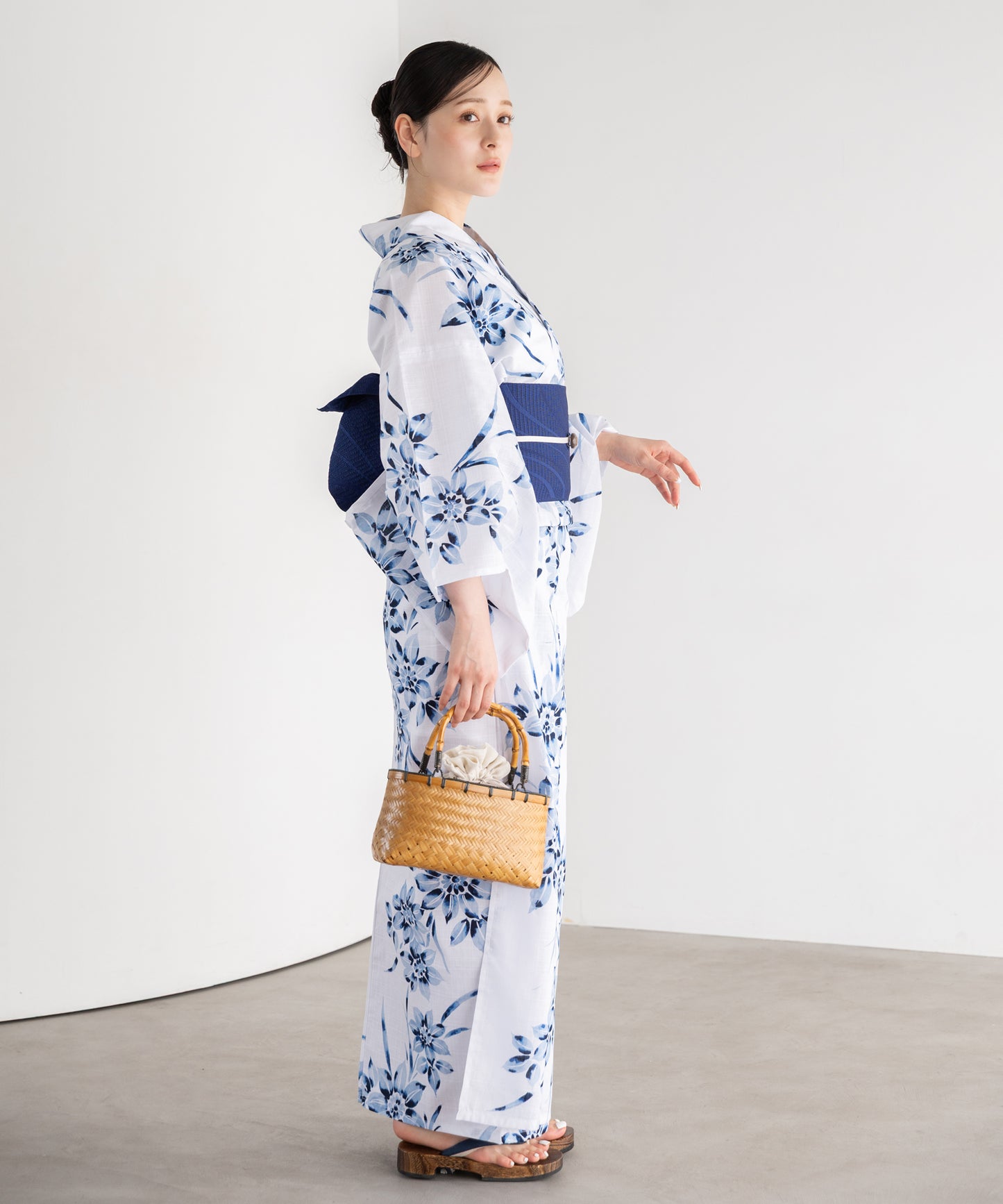 涼淡の藍花 こだわり浴衣5点セット (浴衣/帯/下駄/腰紐/着付け冊子) 変わり織生地