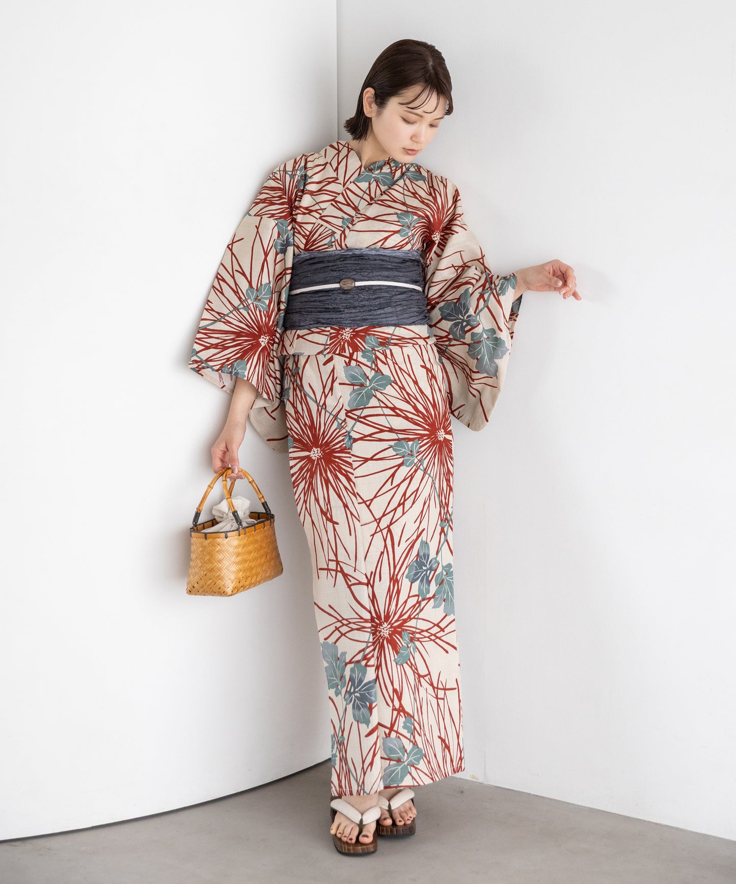 紅菊の余韻 こだわり浴衣5点セット (浴衣/帯/下駄/腰紐/着付け冊子) 変わり織生地