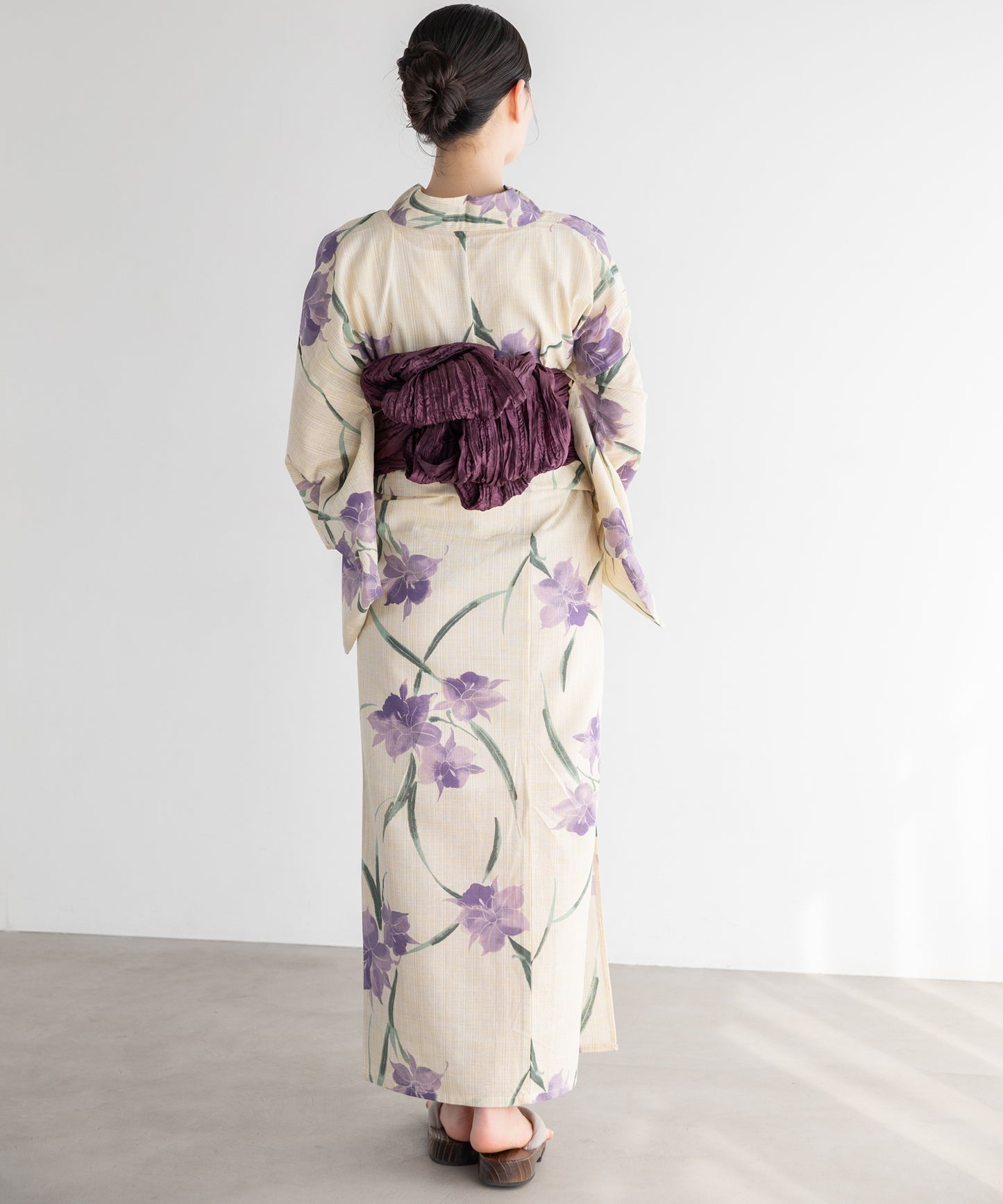 花菖蒲の余韻 こだわり浴衣5点セット (浴衣/帯/下駄/腰紐/着付け冊子) 麻混