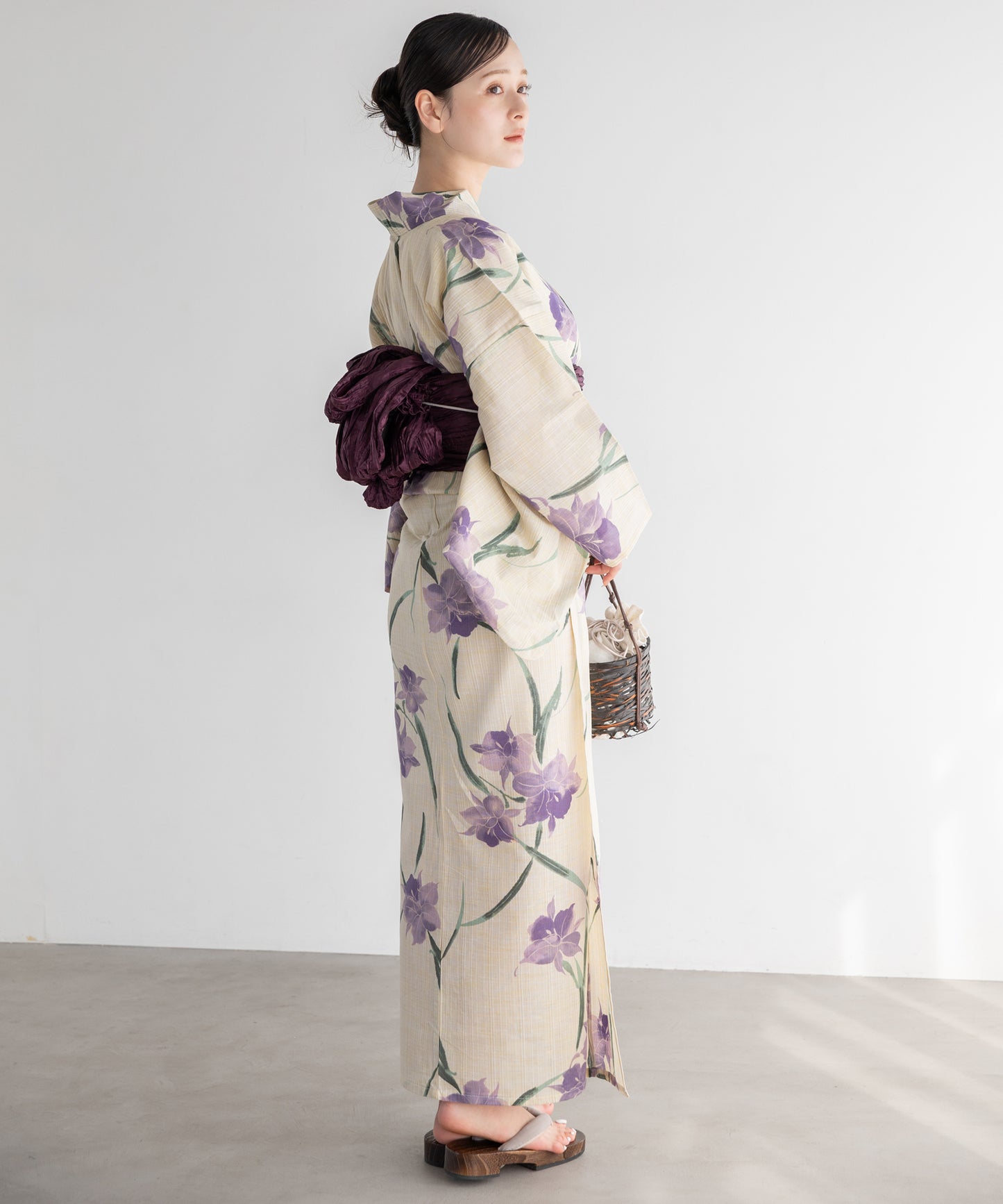 花菖蒲の余韻 こだわり浴衣5点セット (浴衣/帯/下駄/腰紐/着付け冊子) 麻混