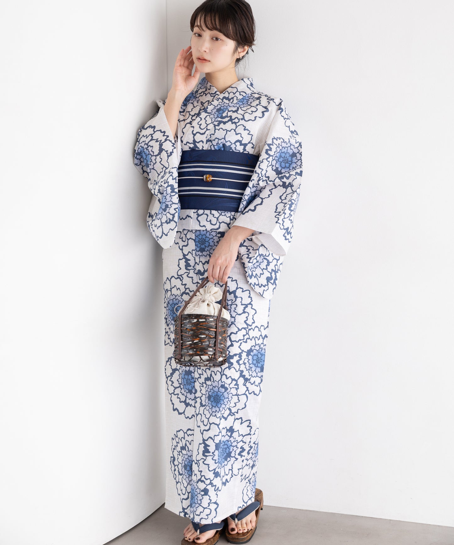 清藍の花重ね こだわり浴衣5点セット (浴衣/帯/下駄/腰紐/着付け冊子) 変わり織生地