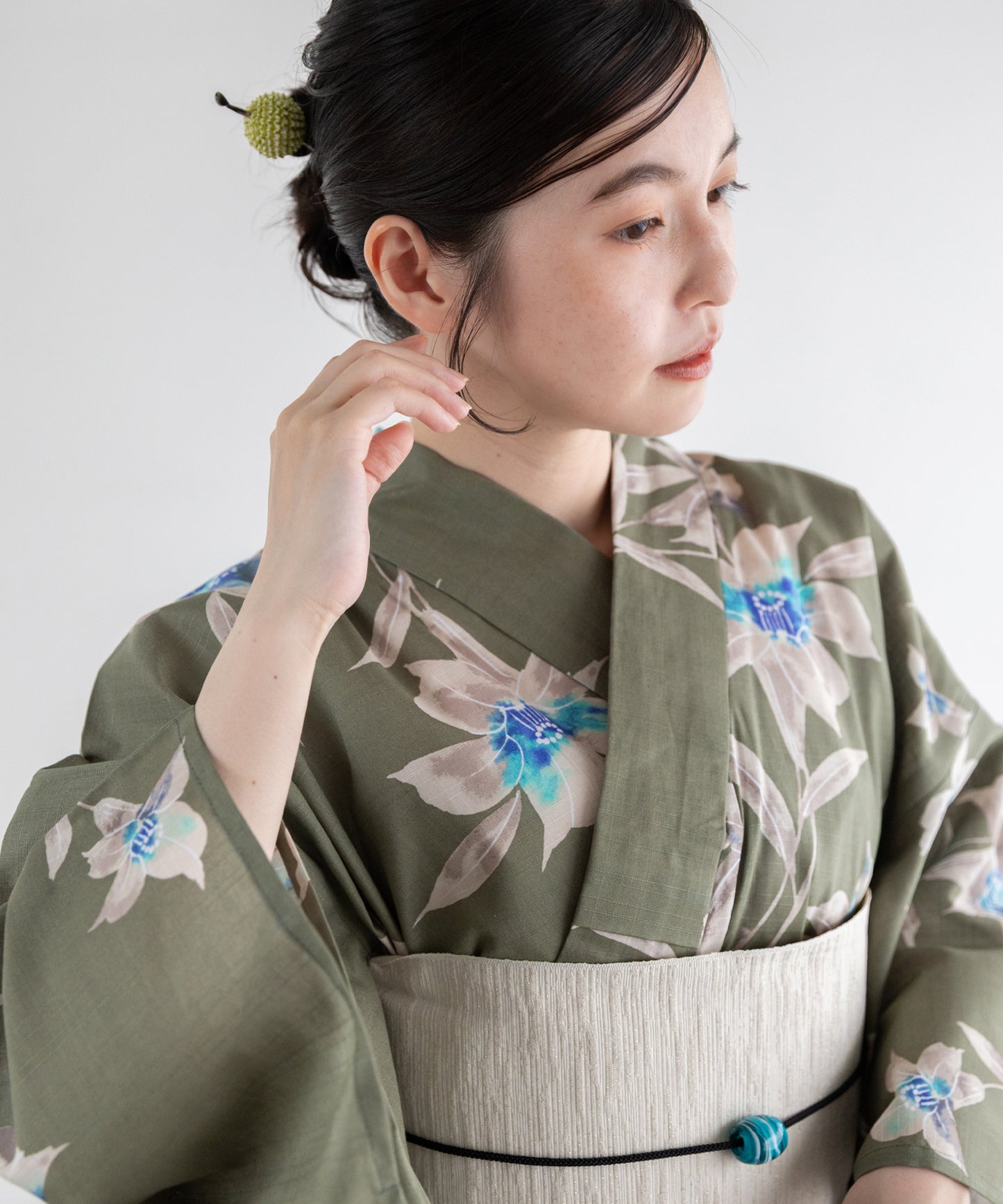 利休色に百合 こだわり浴衣5点セット (浴衣/帯/下駄/腰紐/着付け冊子) 変わり織生地