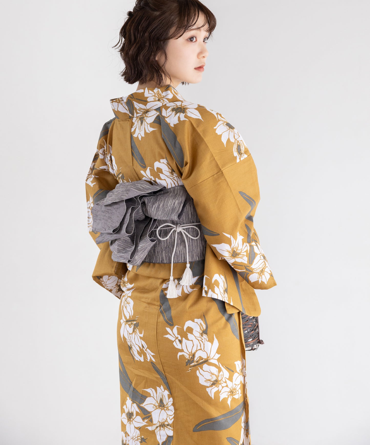 芥子色に白蘭 こだわり浴衣5点セット (浴衣/帯/下駄/腰紐/着付け冊子) 変わり織生地