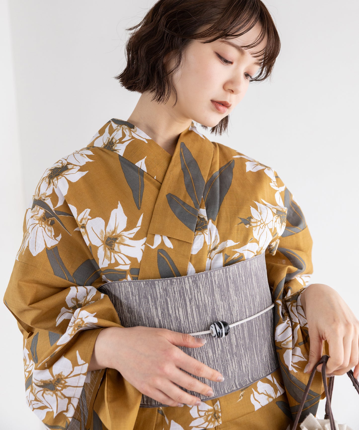 芥子色に白蘭 こだわり浴衣5点セット (浴衣/帯/下駄/腰紐/着付け冊子) 変わり織生地