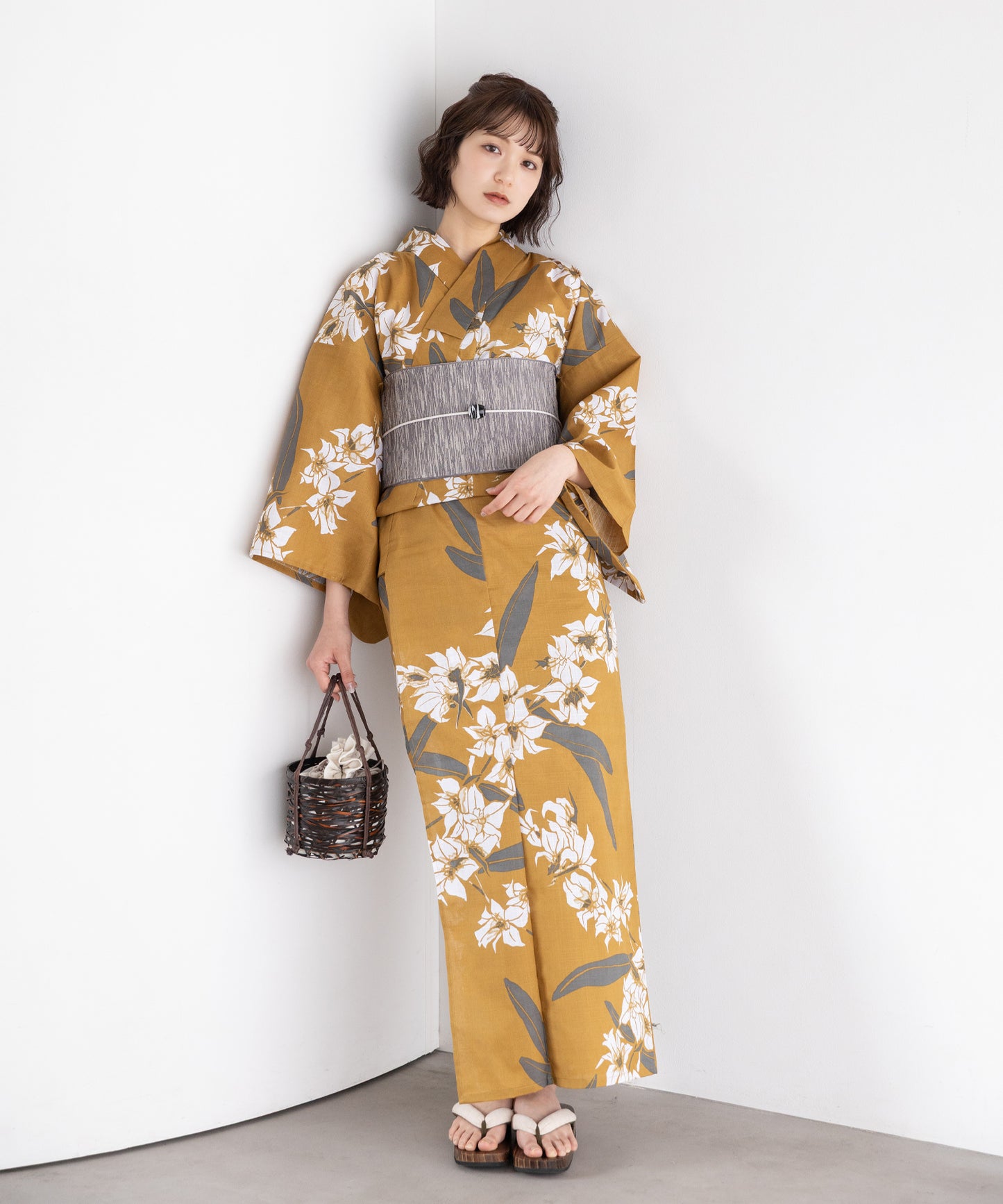 芥子色に白蘭 こだわり浴衣5点セット (浴衣/帯/下駄/腰紐/着付け冊子) 変わり織生地