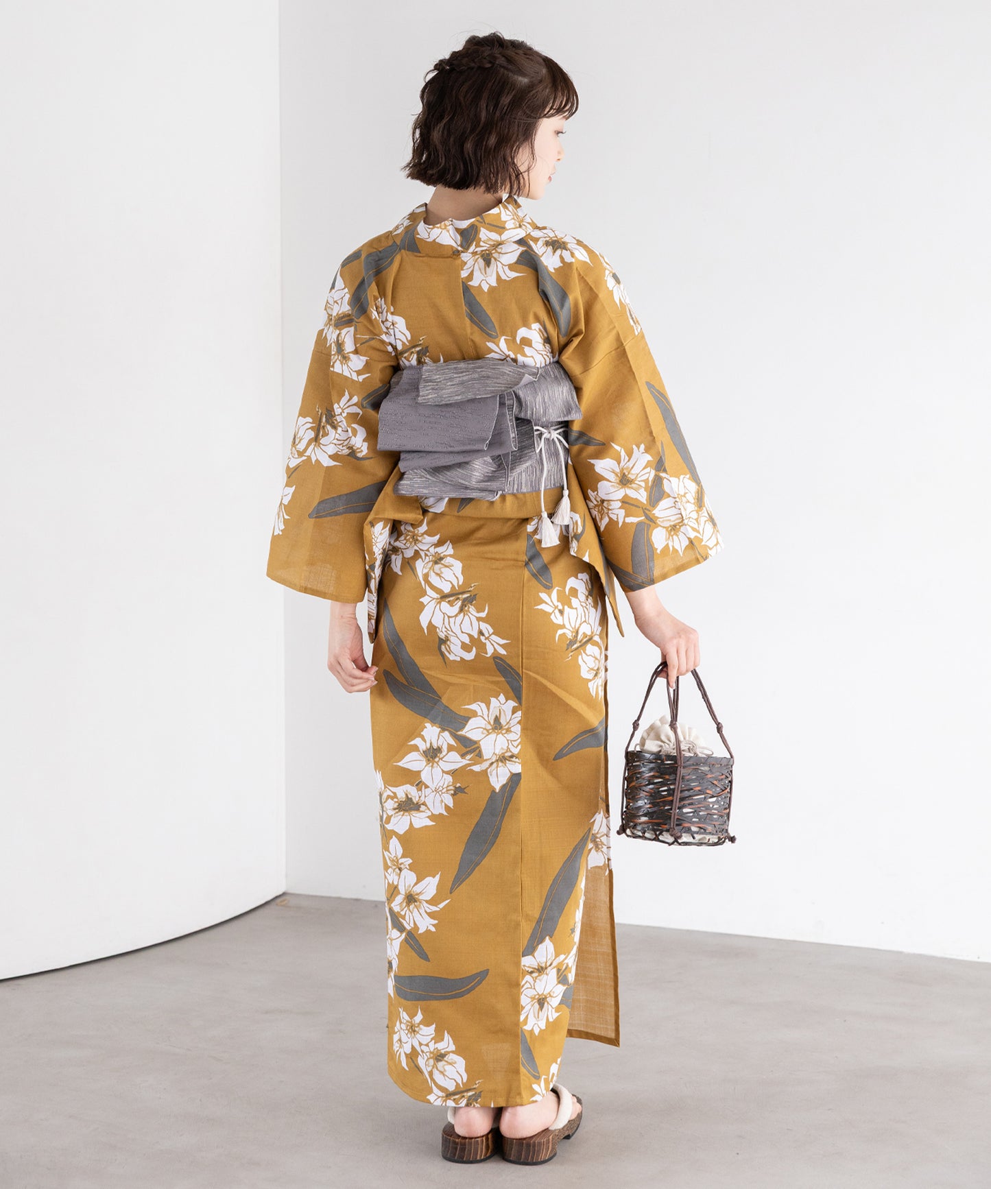 芥子色に白蘭 こだわり浴衣5点セット (浴衣/帯/下駄/腰紐/着付け冊子) 変わり織生地
