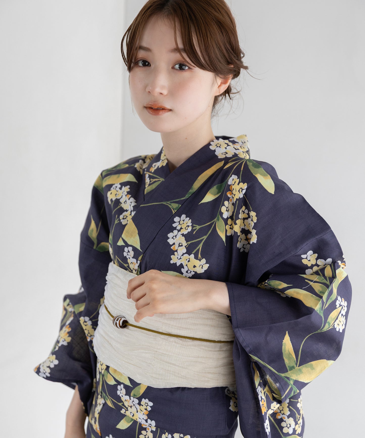 白花の紺景 こだわり浴衣5点セット (浴衣/帯/下駄/腰紐/着付け冊子) 変わり織生地
