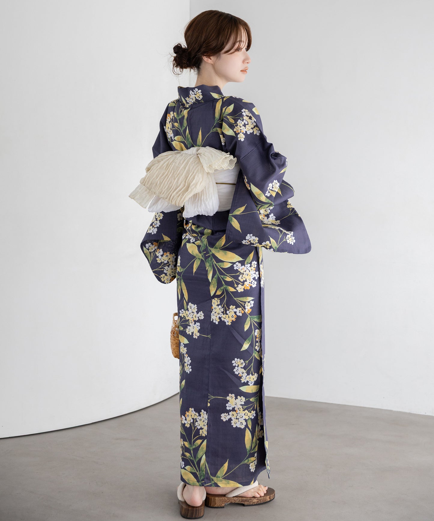 白花の紺景 こだわり浴衣5点セット (浴衣/帯/下駄/腰紐/着付け冊子) 変わり織生地