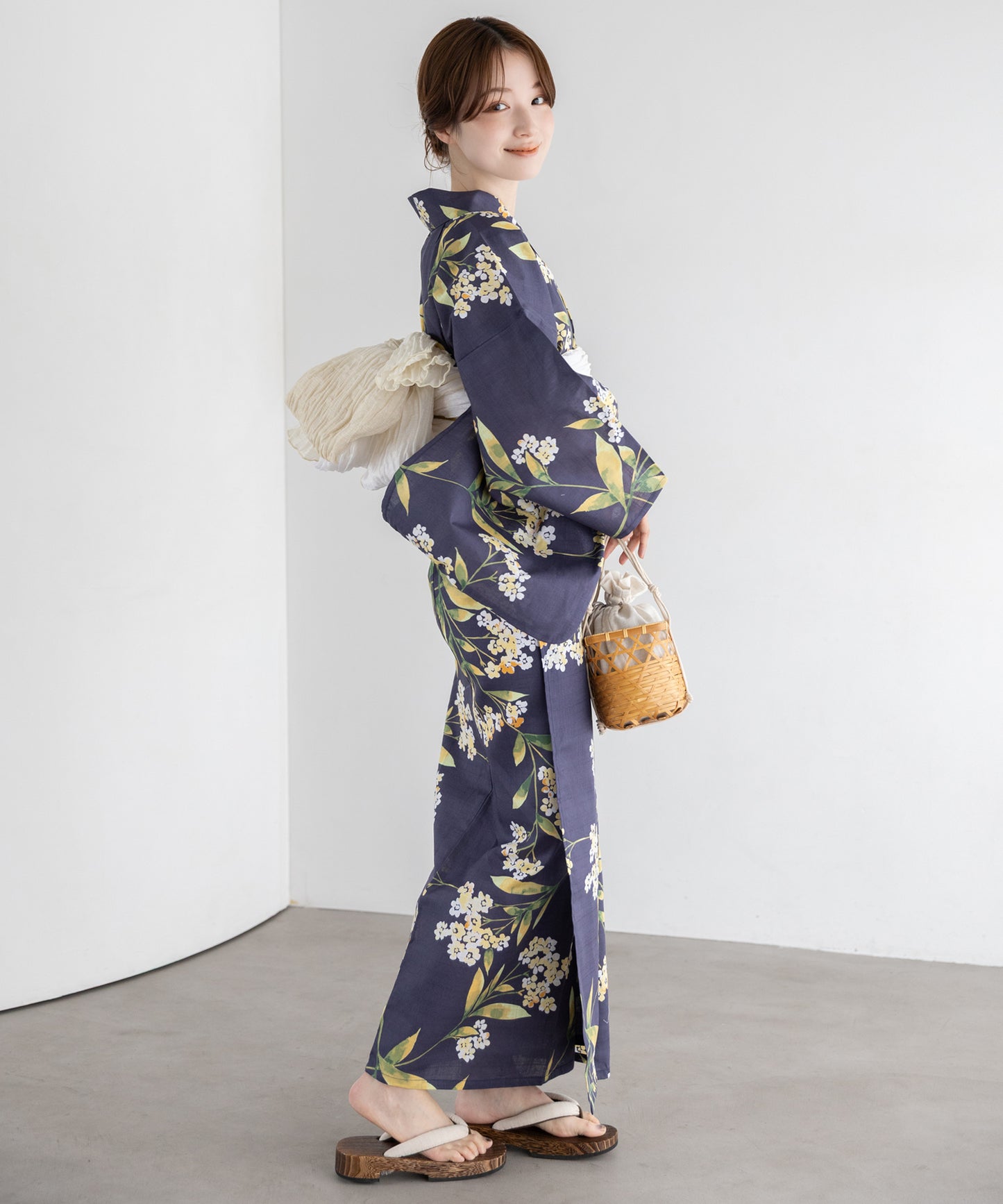 白花の紺景 こだわり浴衣5点セット (浴衣/帯/下駄/腰紐/着付け冊子) 変わり織生地
