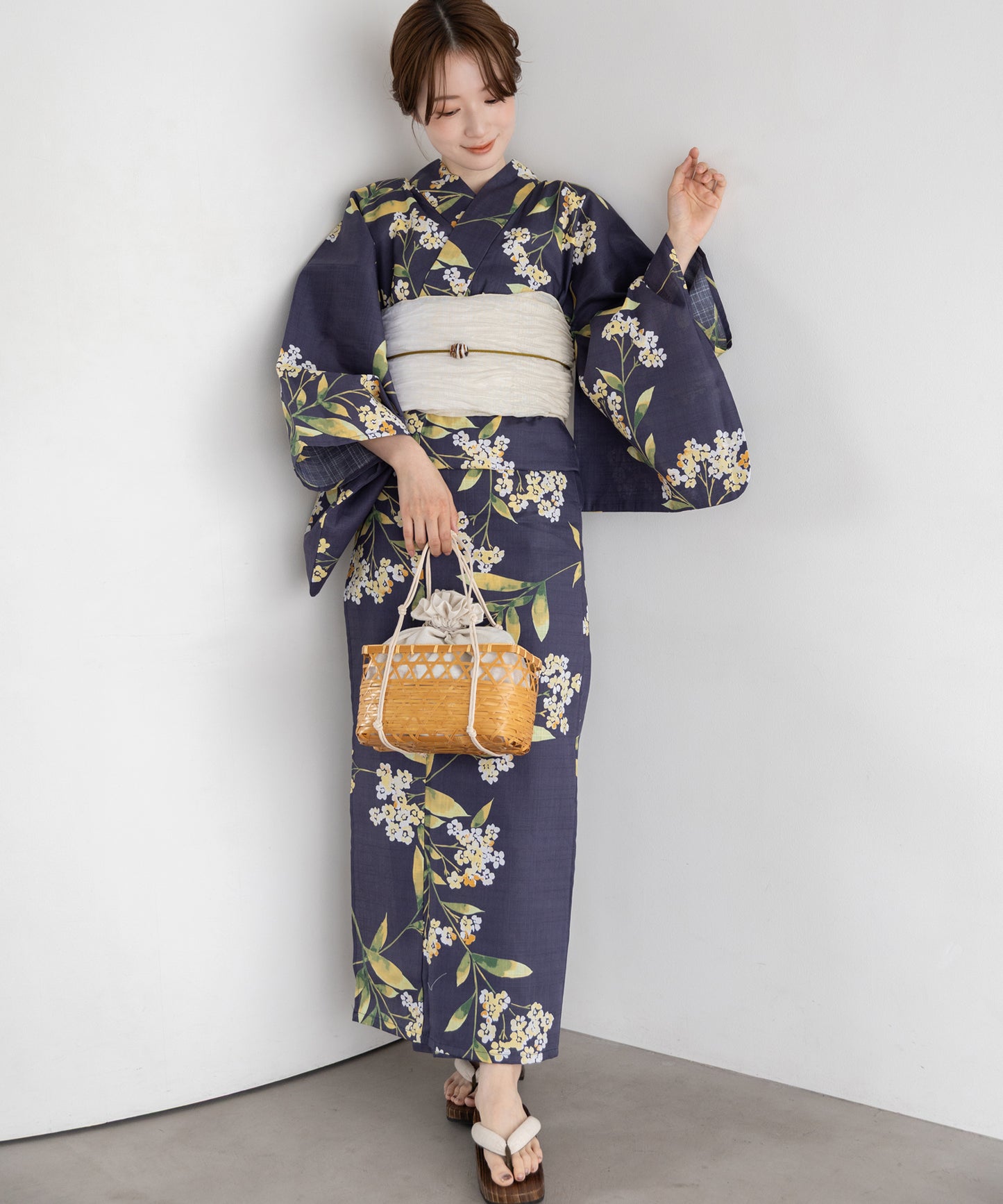 白花の紺景 こだわり浴衣5点セット (浴衣/帯/下駄/腰紐/着付け冊子) 変わり織生地