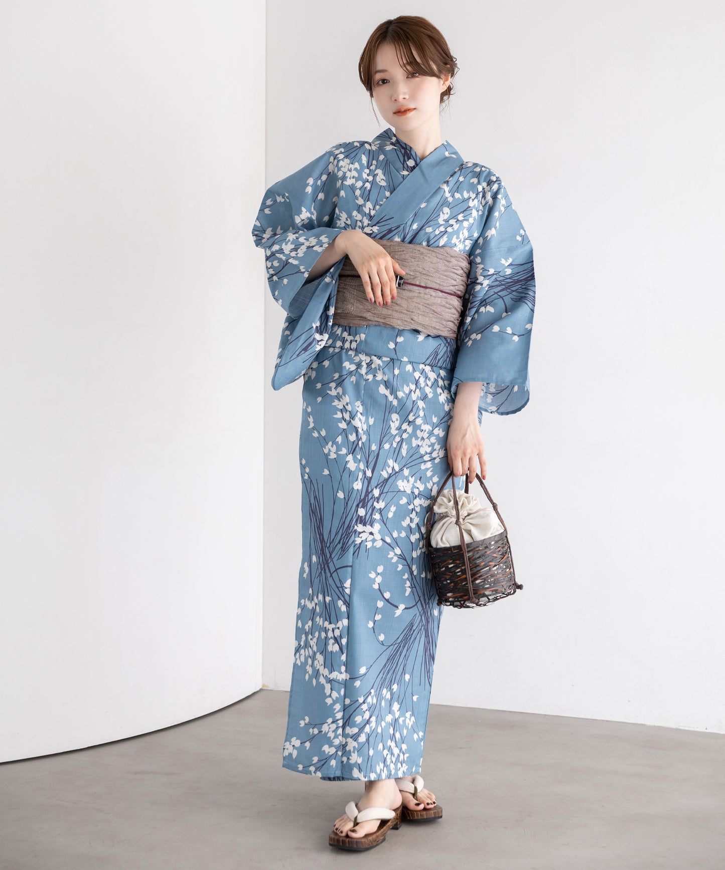白小花の涼景 こだわり浴衣5点セット (浴衣/帯/下駄/腰紐/着付け冊子) 変わり織生地