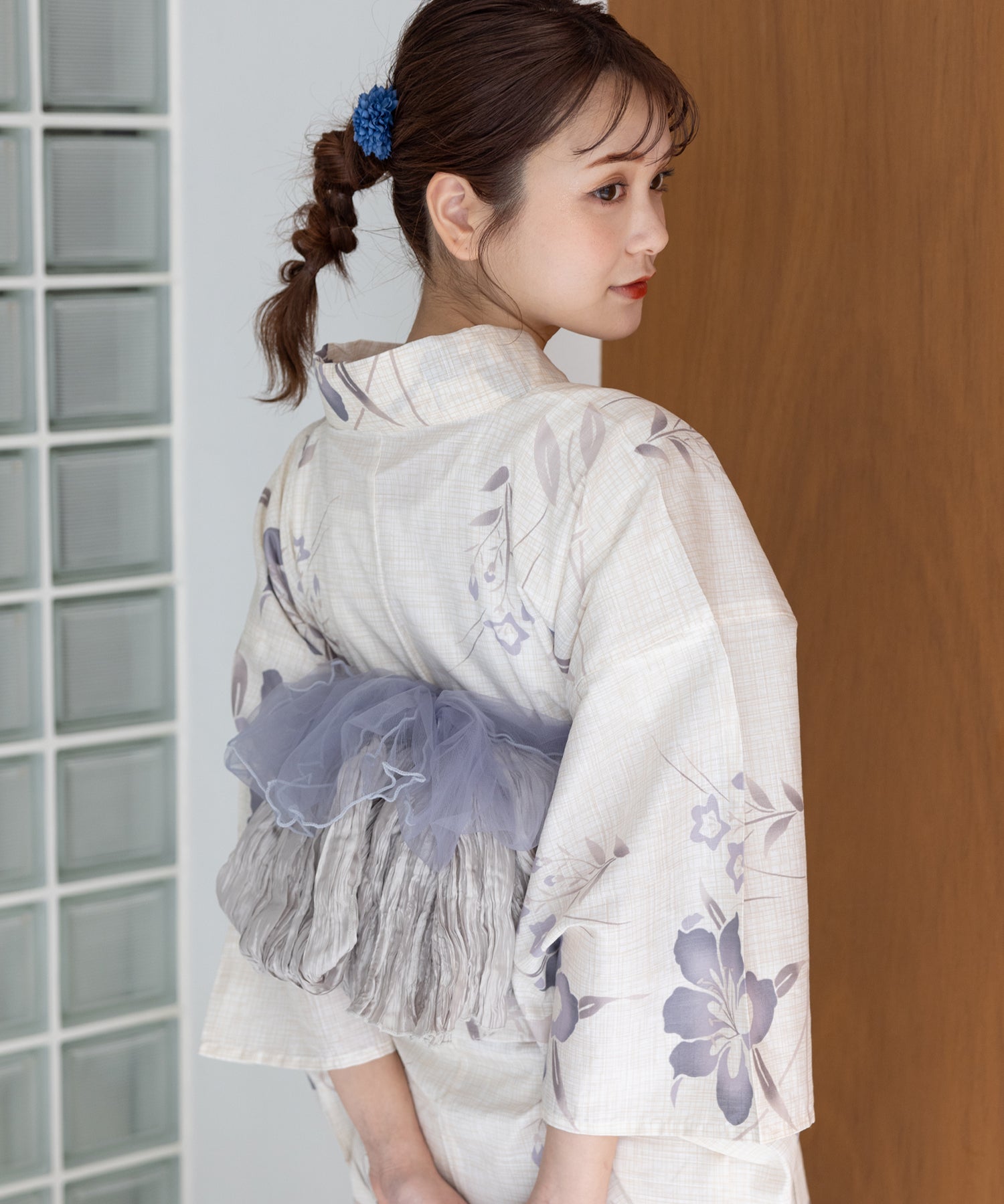 こだわり浴衣5点セット (浴衣/帯/下駄/腰紐/着付け冊子) 変わり織生地 ホワイト系 ライトグレー 百合 桔梗
