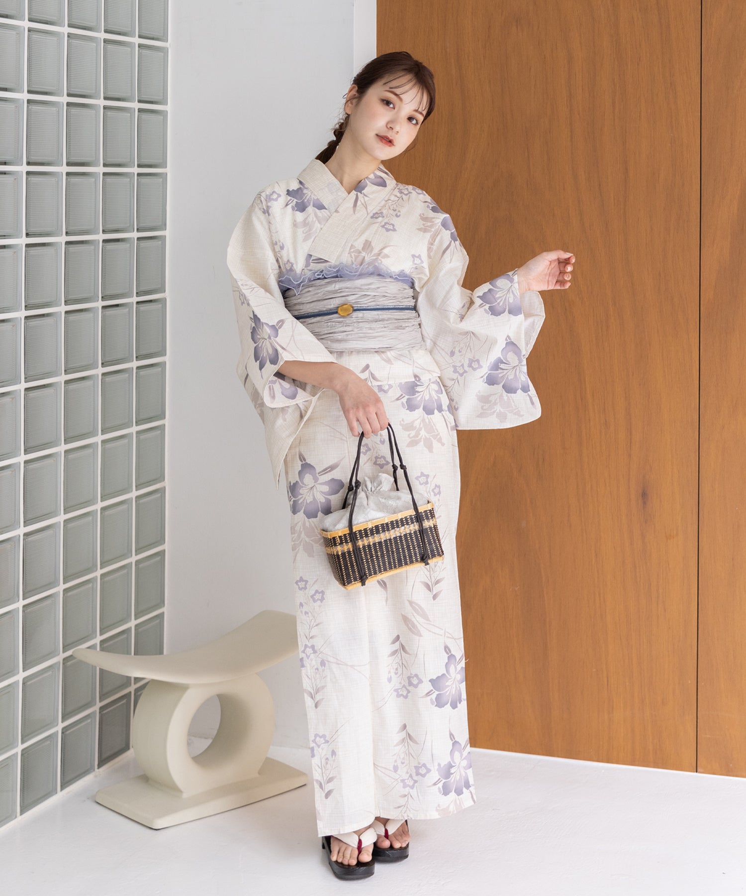 こだわり浴衣5点セット (浴衣/帯/下駄/腰紐/着付け冊子) 変わり織生地 ホワイト系 ライトグレー 百合 桔梗