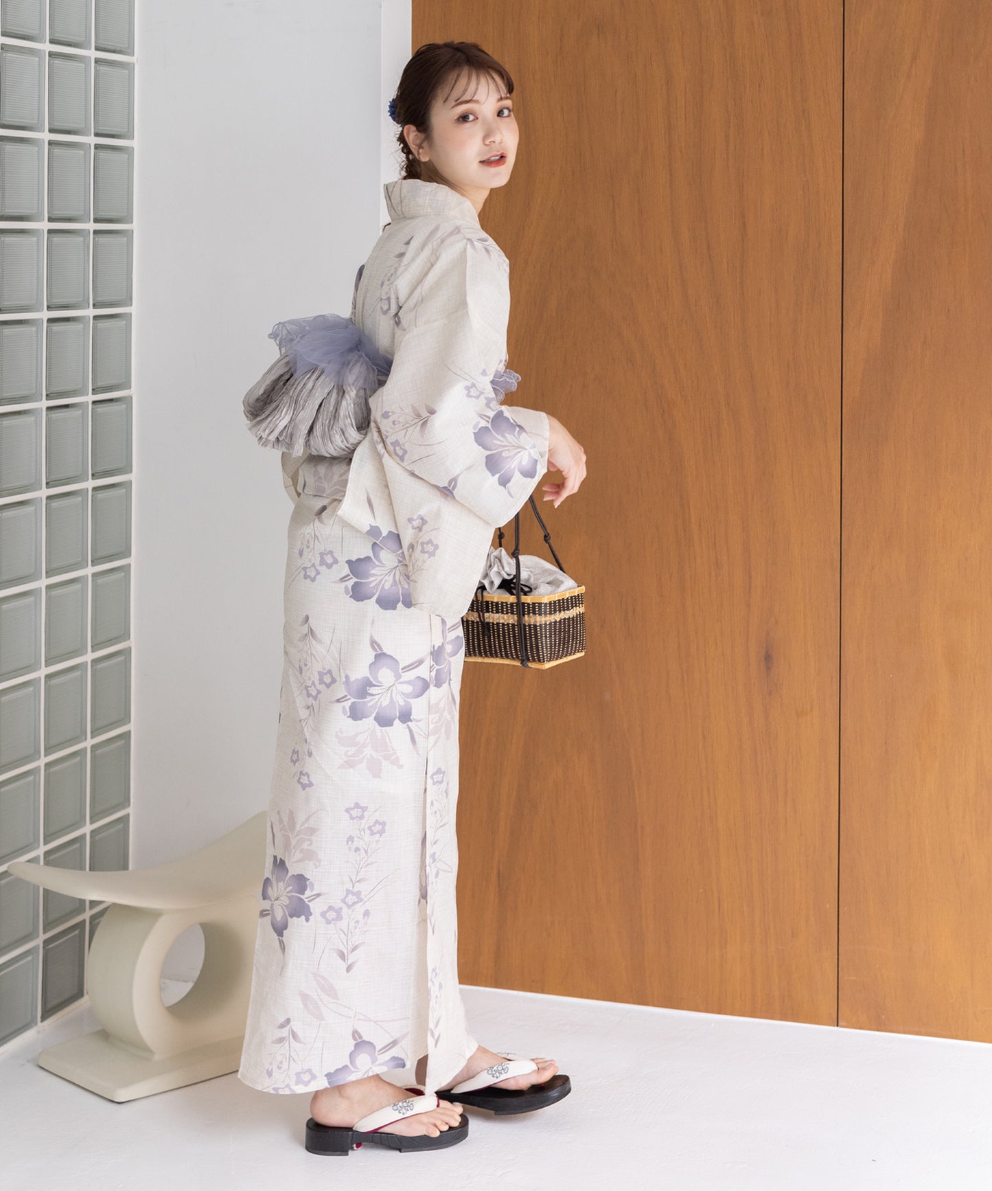 こだわり浴衣5点セット (浴衣/帯/下駄/腰紐/着付け冊子) 変わり織生地 ホワイト系 ライトグレー 百合 桔梗