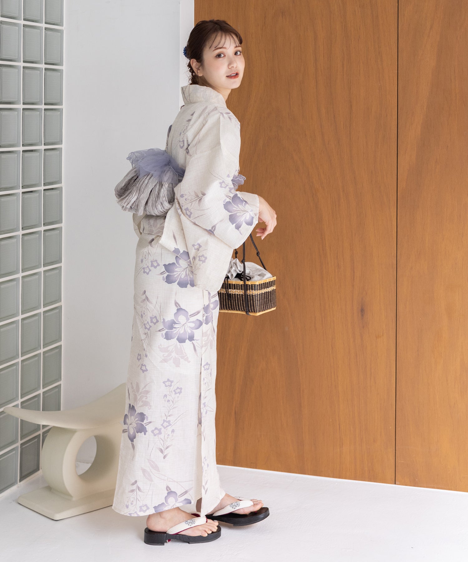 こだわり浴衣5点セット (浴衣/帯/下駄/腰紐/着付け冊子) 変わり織生地 ホワイト系 ライトグレー 百合 桔梗