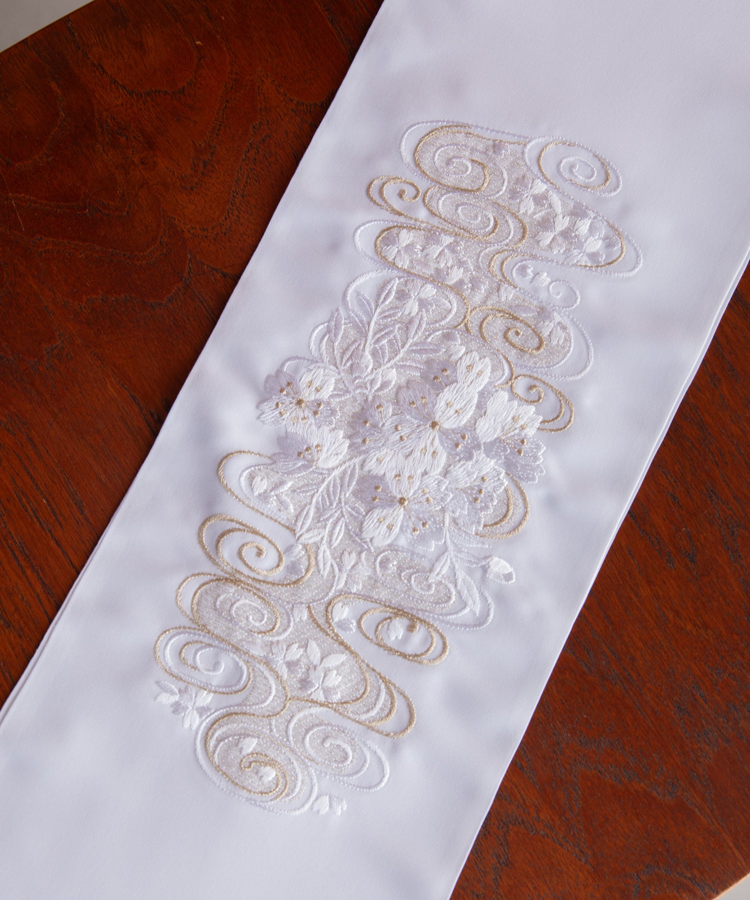 半衿 -観世水に桜-