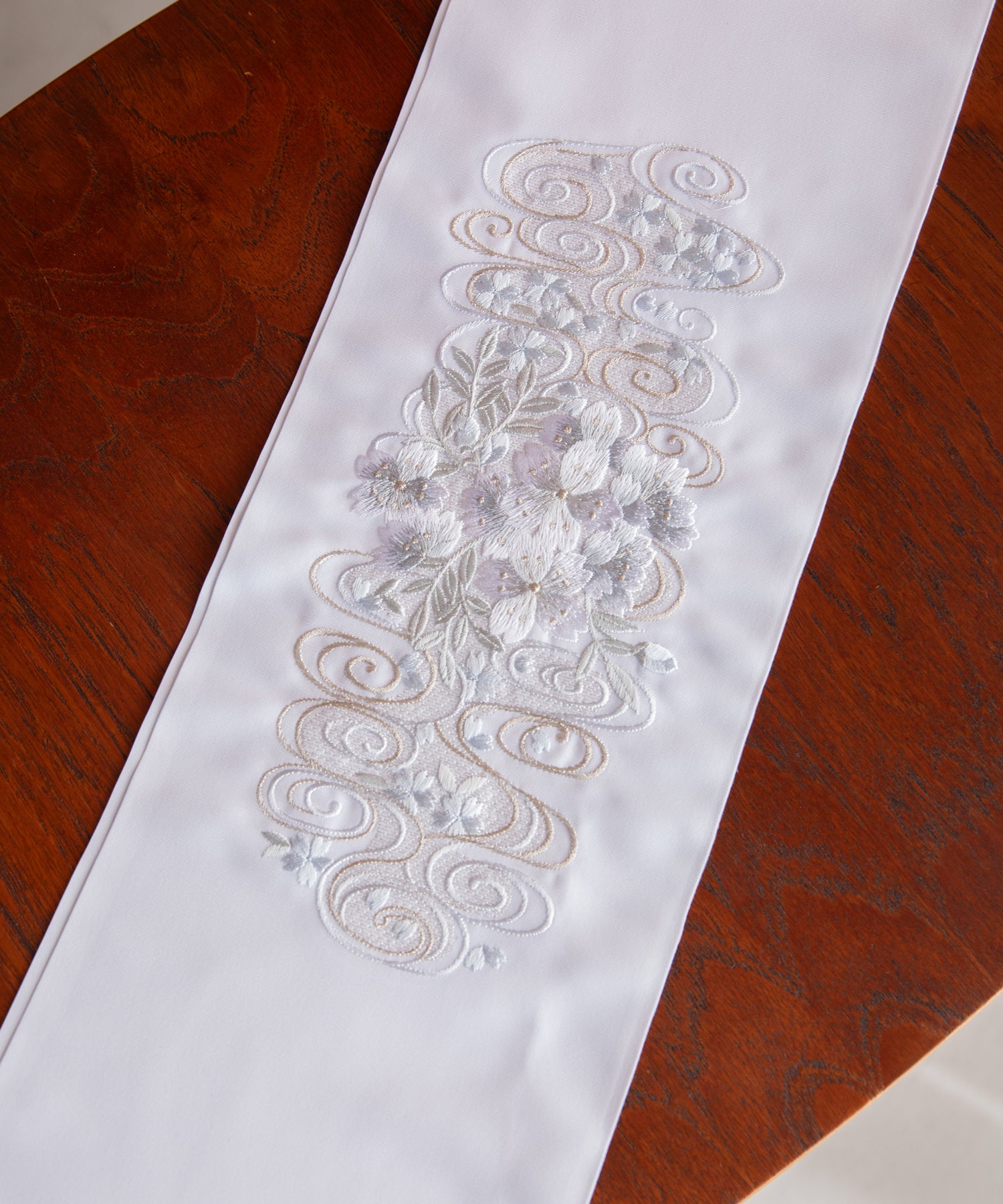 半衿 -観世水に桜-