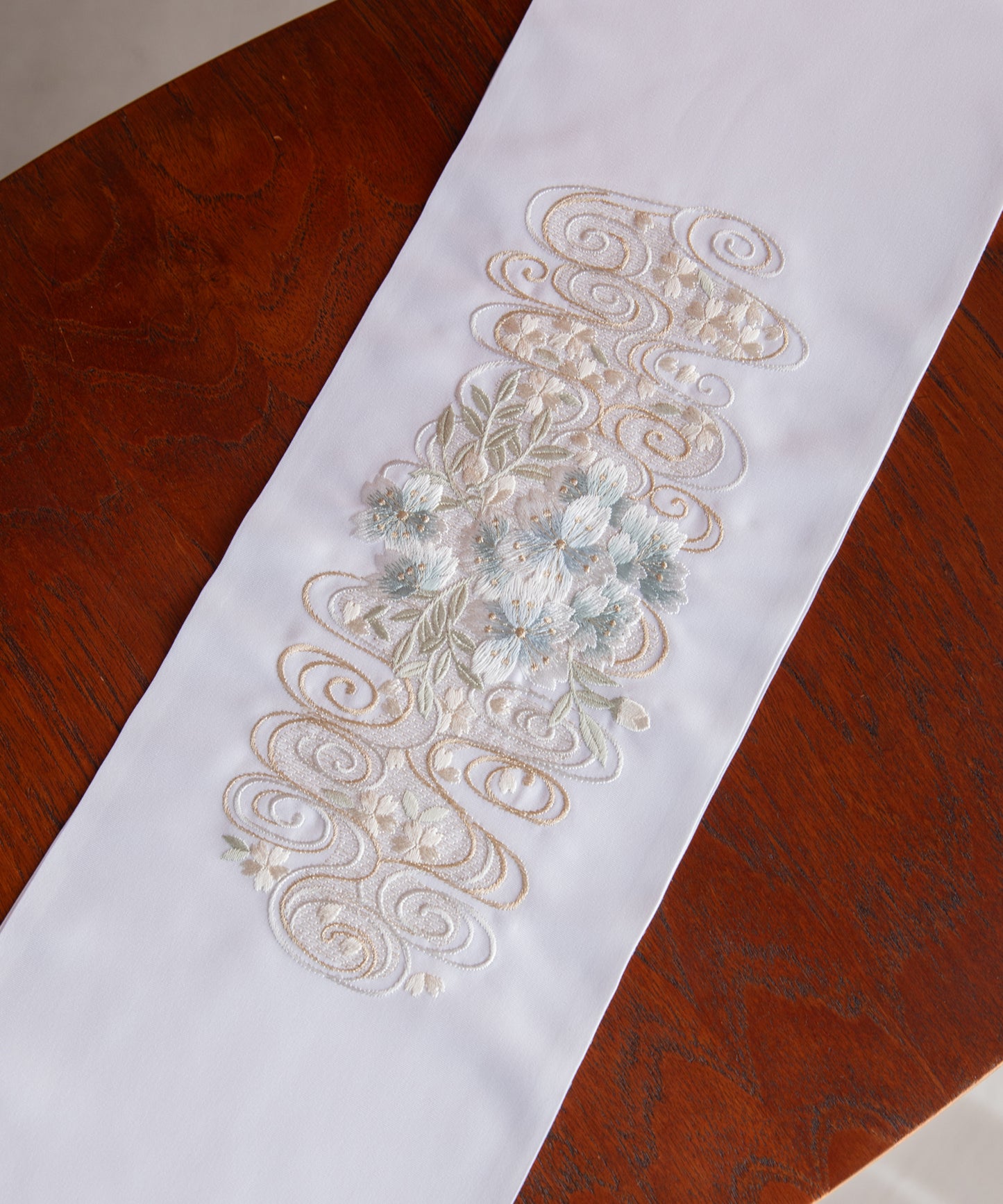 半衿 -観世水に桜-