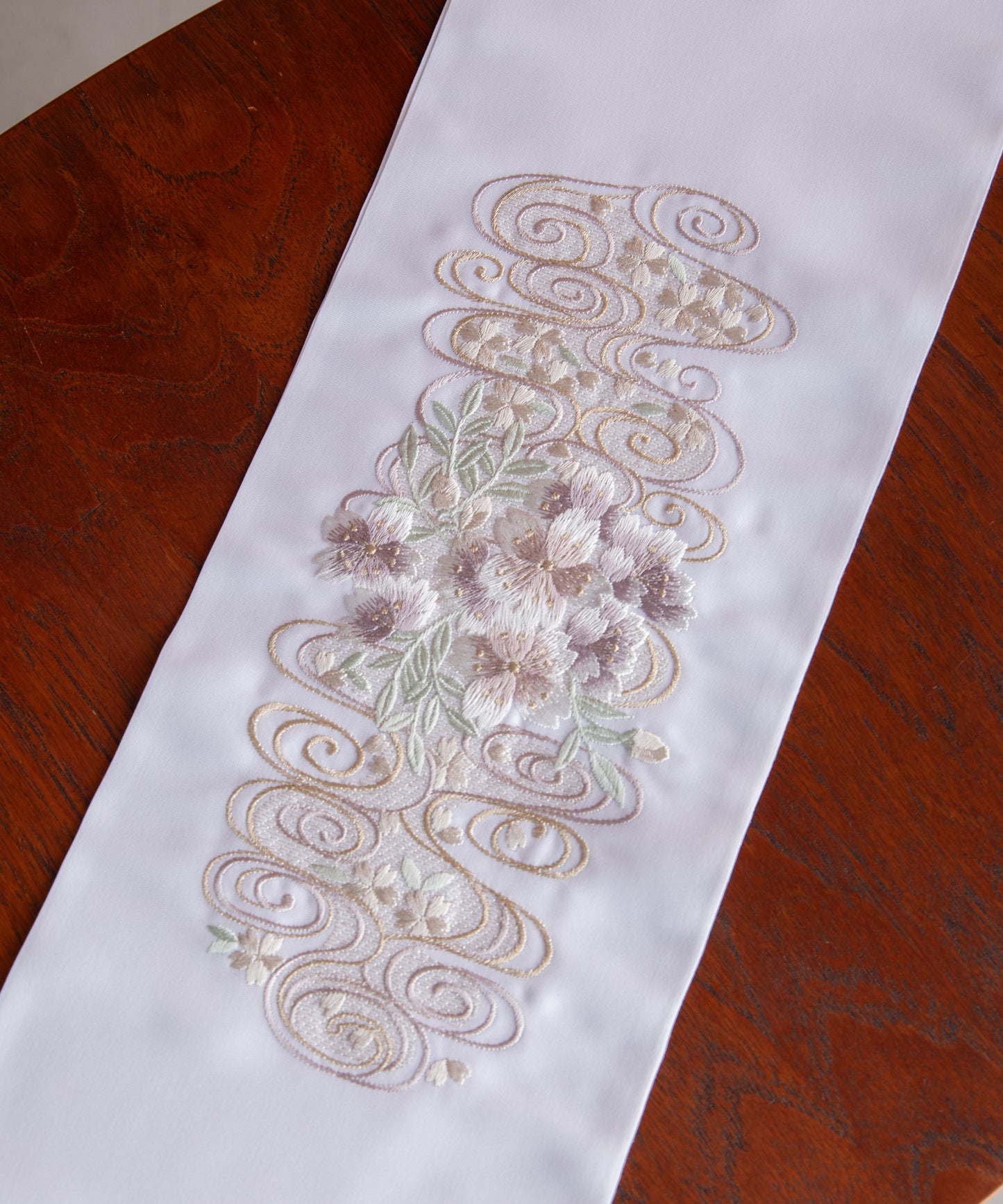 半衿 -観世水に桜-