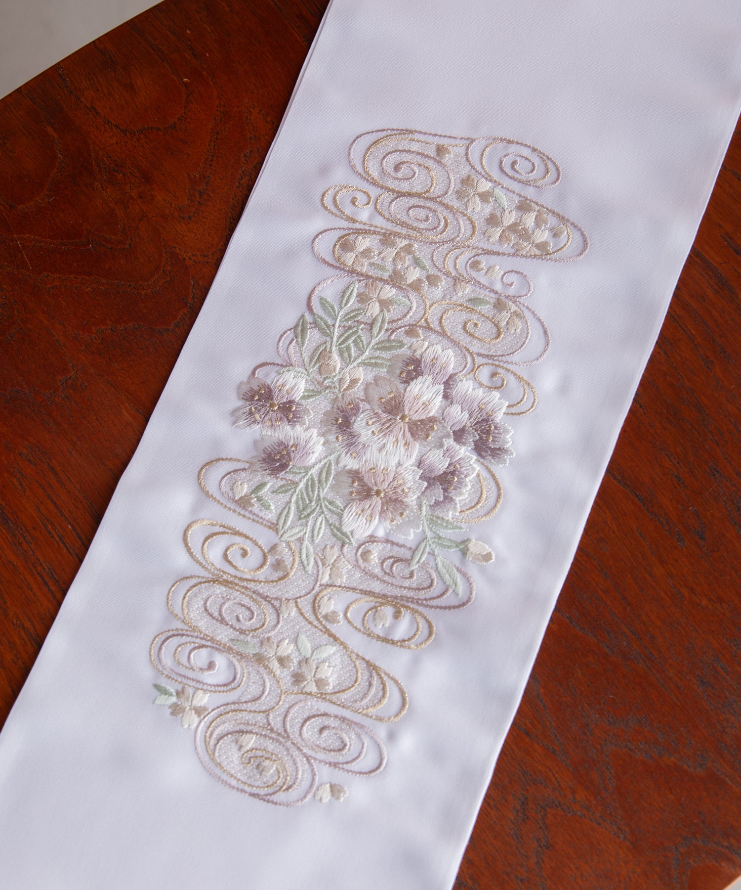 半衿 -観世水に桜-