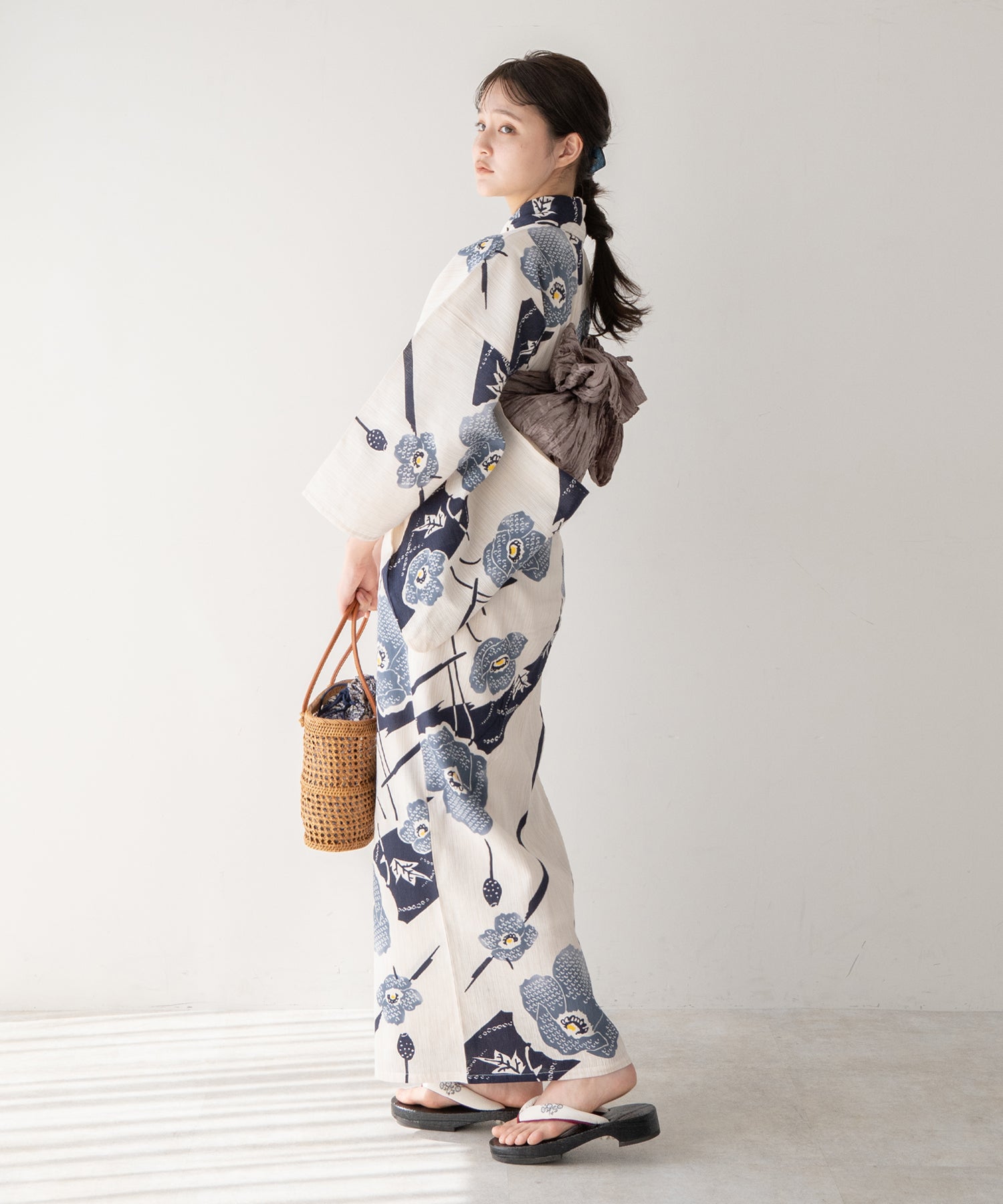 こだわり 浴衣 5点セット (浴衣/帯/下駄/腰紐/着付け冊子) 麻混 綿麻 ブルー ネイビー 椿