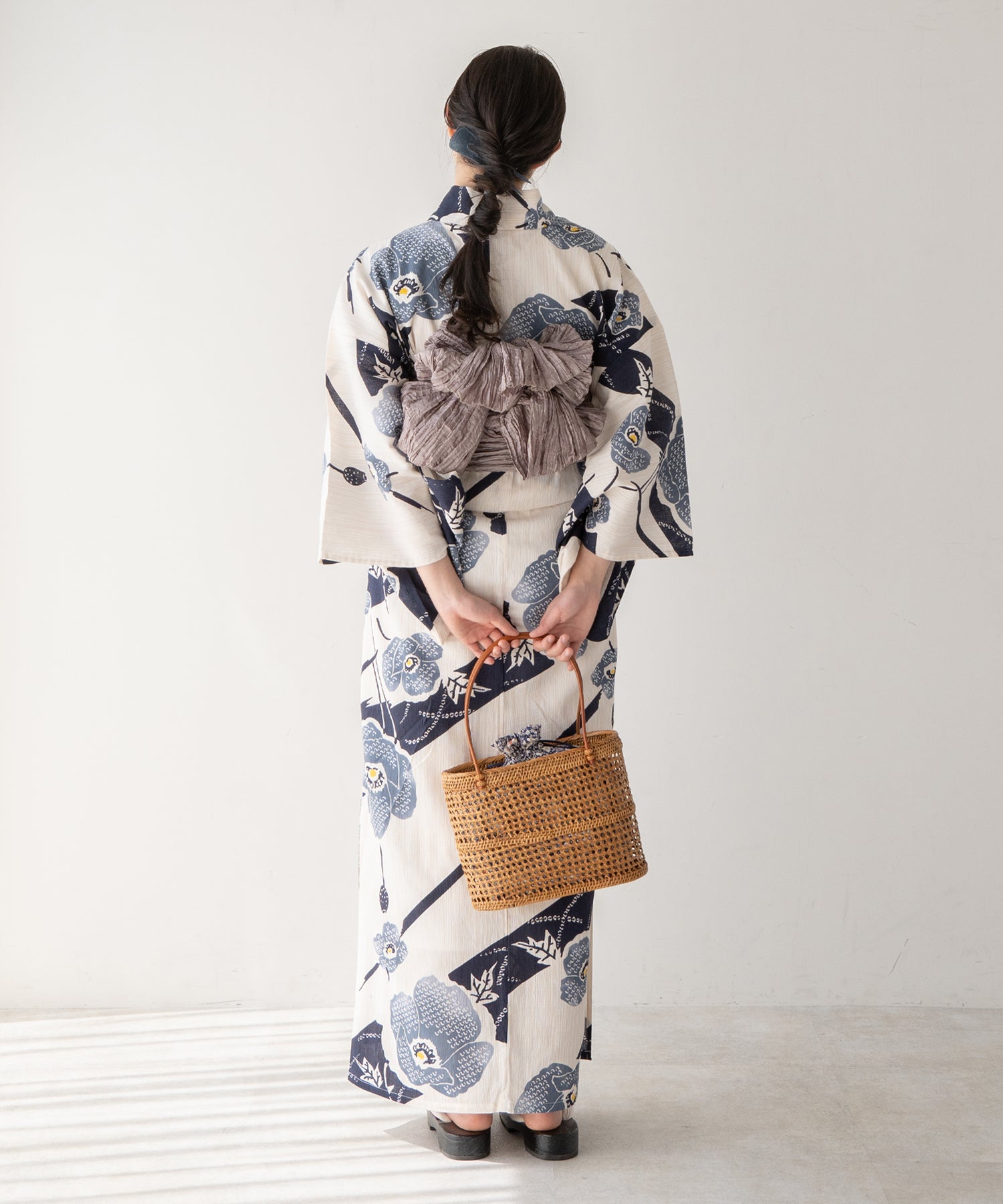 こだわり 浴衣 5点セット (浴衣/帯/下駄/腰紐/着付け冊子) 麻混 綿麻 ブルー ネイビー 椿